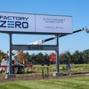 GMのEV専用工場「ファクトリーゼロ」の看板除幕式