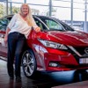 ノルウェー在住のマリア・ヤンセンさんのもとへ納車される50万台目の「日産リーフ」