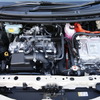 トヨタ アクアのエンジンルーム。取扱説明書にはブースターケーブルをつないでのバッテリー上がり救援は「できません」との記載が。