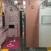 E131系の車端部。車椅子対応トイレやバリアフリースペースが設けられている。