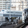 1月18日から2月28日まで臨時列車すべてを運休させる東海道新幹線（左）。右はこの年末年始の平均利用率が97%も落ち込んだ『成田エクスプレス』。