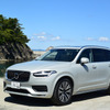 【ボルボ XC90 B5 1200km試乗】気兼ねなく乗れる「奥ゆかしい高級車」という個性［前編］