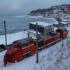 2021年1月9日、函館本線朝里～小樽築港間を行く除雪列車。近年はこのような強力なラッセルヘッドを付けた除雪車に代わって、小型軽量な「排雪モータカーロータリー」の普及が進んでいるが、想定外の降雪には機動力を発揮できない問題点がある。JR北海道では1月8日に排雪モータカーロータリーの排気マフラーから煙が出るトラブルも発生していた。