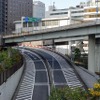 八重洲線の地下出入り口。上を横切る高架が都心環状線（撤去予定）、左前方が神田橋JCT