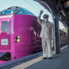 JR北海道では最新の観光列車であるキハ261系5000番台「はまなす」編成。写真は営業運行初日の出発セレモニーの様子。2020年10月17日、小樽駅。