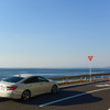 大隅の海沿いクルーズは気持ちが良い。好天のため、遠方に三島村の竹島、硫黄島がうっすらと見える。