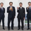 左からホンダ、カワサキ、スズキ、ヤマハの4社による交換式バッテリーの技術標準の合意