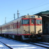 様似駅で発車を待つ急行型気動車。札幌直通の臨時列車『優駿浪漫』に運用されていた時の姿。2000年12月29日。