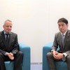 日本ミシュランタイヤ前社長のポール・ペリニオ氏と新社長の須藤元氏