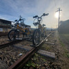 レール上を2人1組で自転車を漕ぐ、くま川鉄道のレールサイクル。