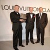 ルイ・ヴィトン・クラシック・コンセプト・アワード2011表彰式で。左からマッフィオード、C. フィリップセン審査委員長、パトリック・ルイ・ヴィトン。
