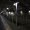 7月の深夜、上越国境を抜ける新清水トンネル内にある、「もぐら駅」こと土合駅の下りホームに185系がやってくる。