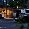 今回のランドローバー記事の撮影にご協力頂いたラファジャパンの直営店「ラファ東京」。製品の販売はもちろん、ラファを愛するサイクリストの拠点として、ライドイベントなども定期的に開催。本格的なコーヒーや料理が味わえるカフェも併設されている。　ラファ東京：東京都渋谷区千駄ケ谷3丁目1-6　/　Instagram：@Rapha_Japan　/　Facebook：@RaphaJapan　/　Twitter：@Rapha_Japan