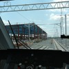 HU300形の運転席から見た建設中の車両基地。
