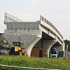 野高谷町交差点に出現した宇都宮ライトレール高架橋。この交差点付近から地平線路から高架線路へと移る