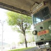 前面に「連結車」の表記を掲げた、かつてM101とコンビを組んでいたTc1。「親子電車」の「子」という存在だった同車は、日中に切り離す運用が考えられたが、非貫通ゆえの解結の手間があったため、実際は連結状態の時が多かったという。1971年に廃車後は、札幌市営地下鉄南北線自衛隊前駅高架下の札幌市交通資料館に保存された。同館は現在リニューアル工事中のため、入館できない。2017年9月30日、札幌市交通資料館。