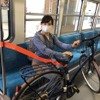 車内には固定具がないため、このように固定ベルトを使い、自転車を自分で支える。