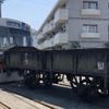 1000形電車（左）に連結されて展示されるト1号。自動連結器導入前に使われていたネジ式連結器の緩衝器（バッファー）が残っている（写真右手）。1000形は1973年に登場した静岡鉄道のステンレス車両だが、新鋭のA3000形投入により2016年から淘汰が始まり、現在は2両編成12本中、3本が残るのみ。