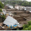 土石流災害を受けた熱海市伊豆山で救助活動を行う警察