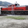 DD51は凸型車体のため本来は転車台を必要としないが、「より皆さまに機関車の迫力ある姿をご覧いただくため」として、津和野駅の転車台で回転実演される。