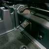 助手席の足下にアクセサリーコンセント（AC100V、1500W）が用意されている。
