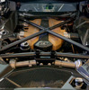 手前にはシルバーのプッシュロッド式磁気レオロジー・アクティブ・リアサスペンションが見える。奥にはV12自然吸気エンジンが鎮座する。