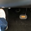 タイヤハウスの出っ張りが大きく、ペダル配置は助手席側に大きくシフトしている