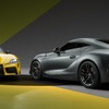 左：トヨタ スープラ 特別仕様車 SZ-R 35th アニバーサリーエディション（ライトニングイエロー）、右：トヨタ スープラ 特別仕様車 RZ 35th アニバーサリーエディション（マットストームグレーメタリック）