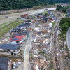 令和2年7月豪雨で被災した肥薩線。画面上方、奥が流失した第2球磨川橋梁（2020年7月8日、熊本県球磨郡）。
