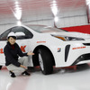 ブリヂストン BLIZZAK VRX3を装着したトヨタ プリウスと藤島知子