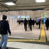 人流解析の実証実験が行なわれる新宿駅の東西自由通路。