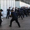 11月30日にJR東日本と警視庁渋谷警察署が共同で実施した、さすまたによる訓練。