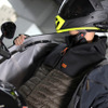 後付できるバイク用防風防寒フード登場、ウェットスーツ素材で首元の寒さを防ぐ