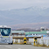 上士幌町の公道を走行する自動運転バス「NAVYA ARMA」