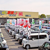 岩槻インター店は広い敷地に販売車両が並ぶ