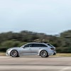 クリスマスツリーを載せたヘネシー・パフォーマンス・エンジニアリング社のアウディ RS6 アバント