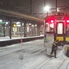 北海道内は年末年始にかけて厳寒と大雪に見舞われたが、連休明けの1月11日は夜半にかけて再び大雪の予報が出ている。写真は2022年1月2日、函館本線小樽駅に停車中のH100形を除雪する社員。
