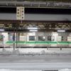 余市駅で発車を待つ小樽行き普通列車のH100形。余市～小樽間の輸送密度は特急が運行されている根室本線新得～釧路間よりも高いといわれているが、2021年12月に開かれた会議ではバス転換でも対応可能という数字が示されている。