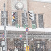 雪が降り続く小樽駅。札幌、倶知安方面とも始発から運休状態に。1月14日。