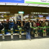 2000年2月25日、改札前で再開を待つ利用者たち。