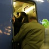 2000年2月25日、8時間遅れの再開一番列車『北斗8号』に乗り込む人たち。通勤列車並の混雑となりグリーン車まで立客が。