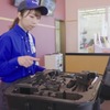 サービスステーションでドローン貸し出す様子