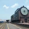 真岡鐵道の本社がある真岡駅。右はSLキューロク館。