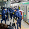 2021年12月に東京メトロで行なわれたホームドアを使用した異常時想定訓練。京王では2月に京王線飛田給（とびたきゅう）駅（東京都調布市）で同様の訓練を実施する予定。