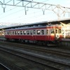 糸魚川に到着したキハ52。朱色とクリーム色の国鉄標準色に復元されたキハ52 115で、現在は岡山県津山市の「津山まなびの鉄道館」に保存されている。2007年6月23日。