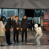 日本科学未来館でオバマ大統領にあいさつするアシモ（2014年4月）