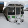 雪に埋まった721系電車。2022年2月6日、函館本線厚別駅。