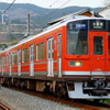 小田急初の運転体験に使われる、箱根登山鉄道乗入れ仕様の赤い1000形。