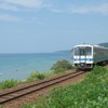 山陰本線出雲市以西の普通列車。同線は幹線ではあるものの、出雲市～小串・仙崎間の輸送密度は2000人未満。このうち益田以西は2020年度が200人台となり、JR北海道の根室本線釧路～根室間並となっている。