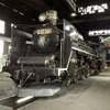 新津運輸区のSL検修庫に佇むC57 180。